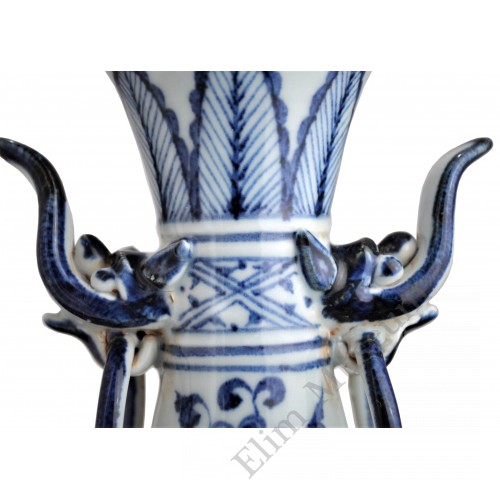 1404 A Yuan b&w double handles yuhuchun vase